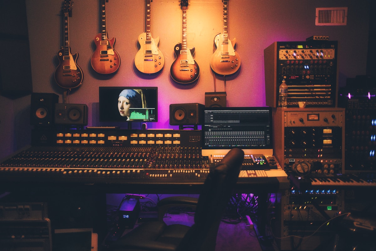Mesa de mezclas en un estudio de sonido